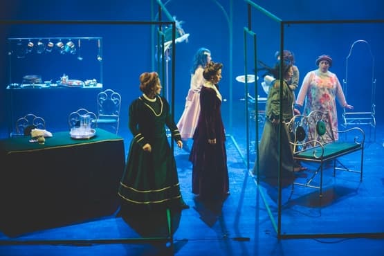 סודות מאחורי הקיר