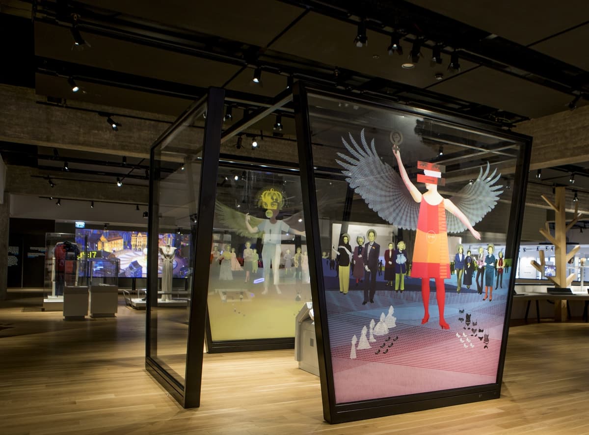 סיור מודרך לקהל הרחב בתערוכה 20&20: עדשה משלה