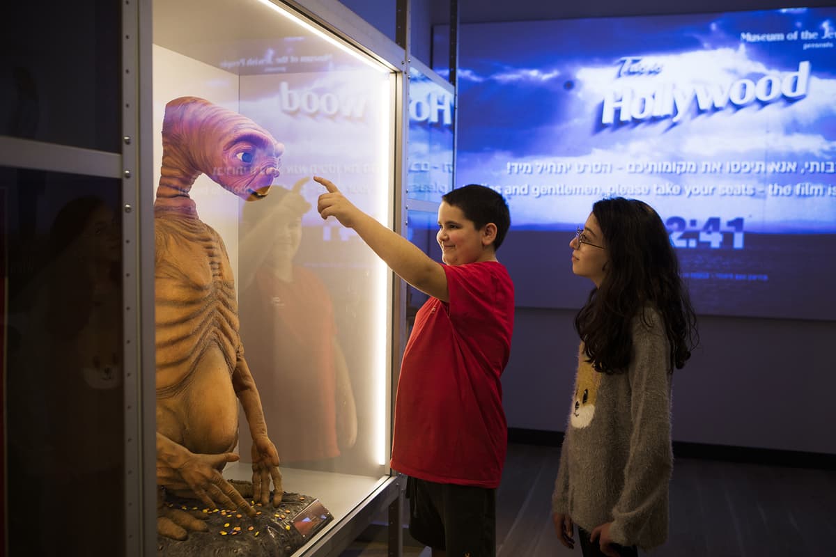 סיור מודרך לקהל הרחב בשפה האנגלית   Guided Tours In English