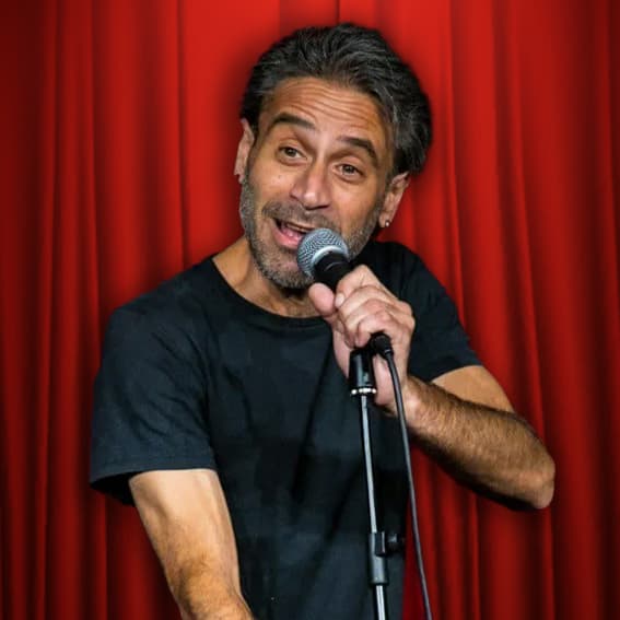 אדם שרון במופע סטנד אפ