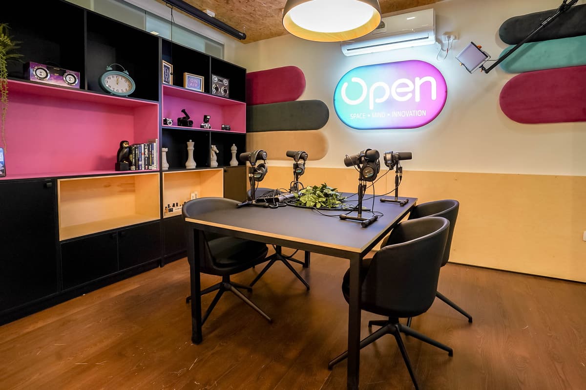 חדר פודקאסט- OPEN