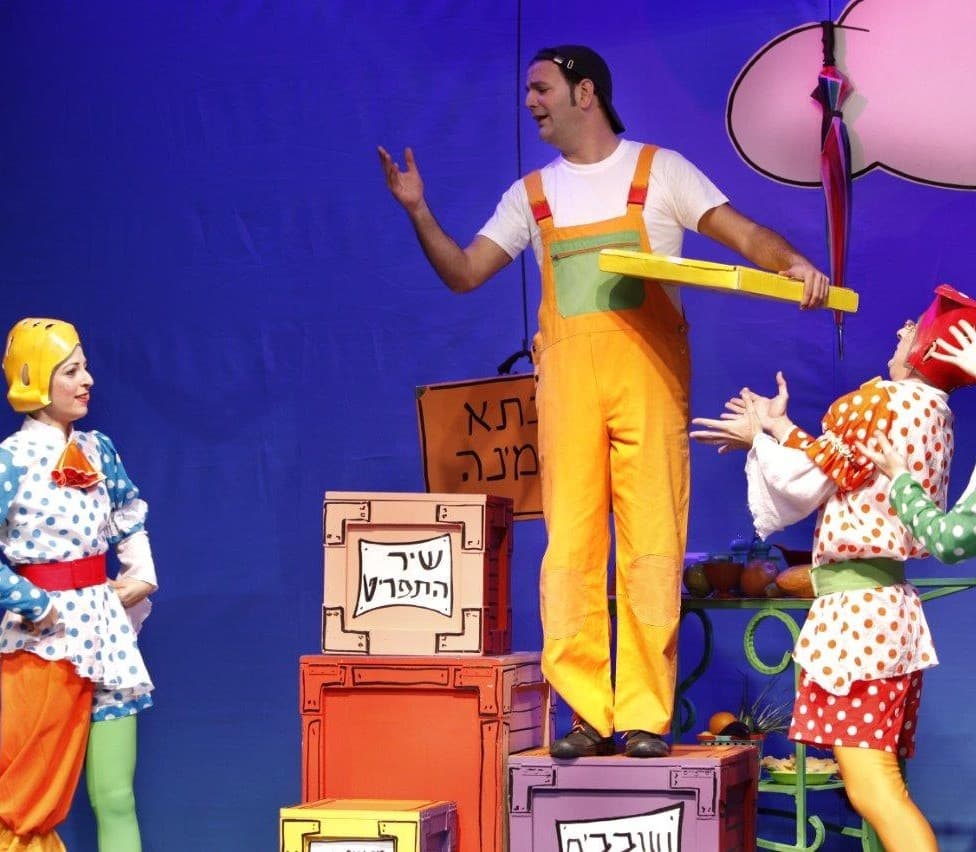 מחסן השטוזים של דתיה - תיאטרון אורנה פורת // חגיגת חנוכה בבית העם