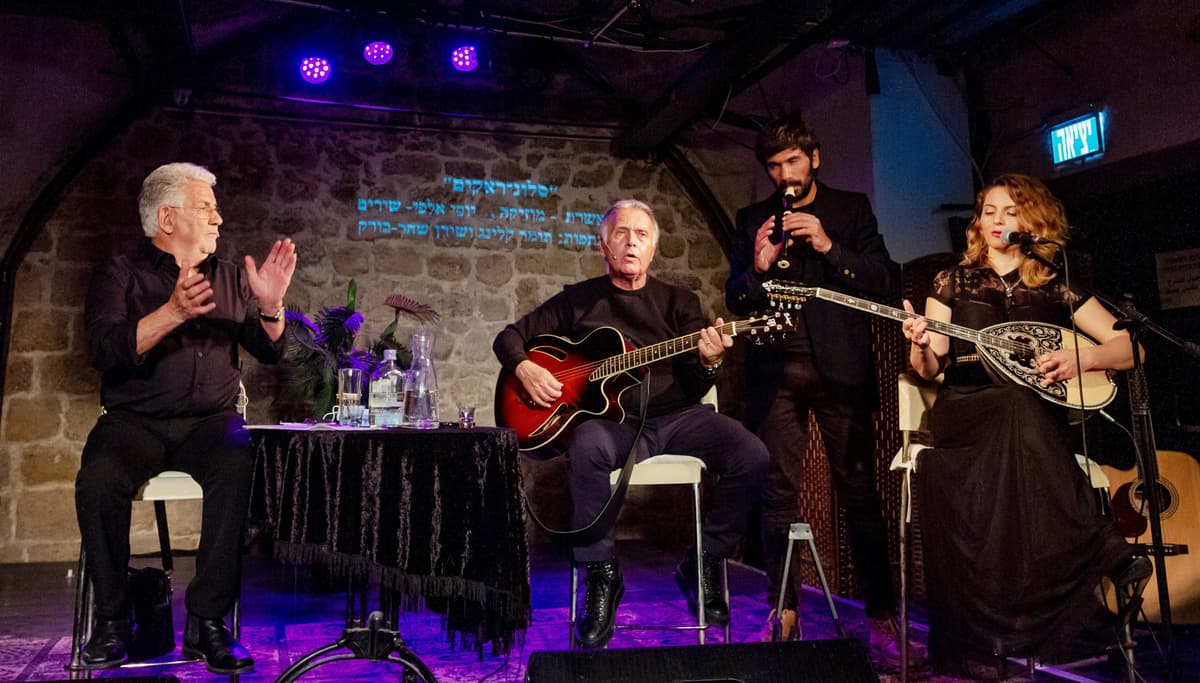 יוסי אלפי במופע "סלוניראקים" במרכז תרבות ע"ש שושנה דמארי