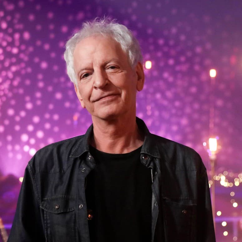 שלום חנוך מופע "יציאה"