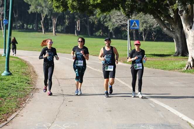 אימון ריצה אנרגטי בימי שני בערב בפארק הירקון