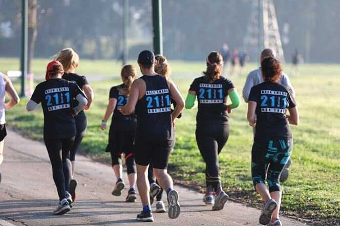 אימון ריצה אנרגטי בימי רביעי בבוקר בפארק הירקון