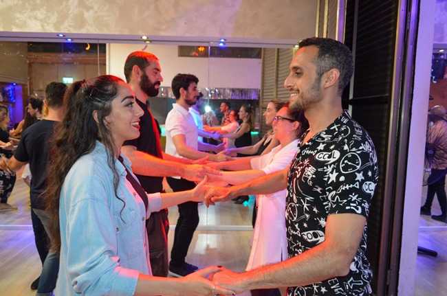 שיעורי ריקוד בצ'אטה ומסיבה בלאטין גרוב - פתח תקווה