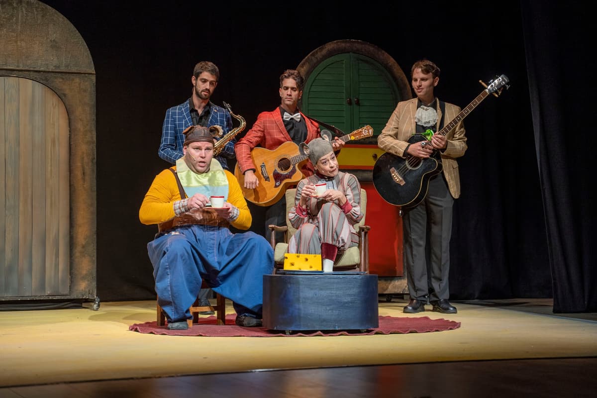 אורח בא לדוב | תיאטרון מדיטק