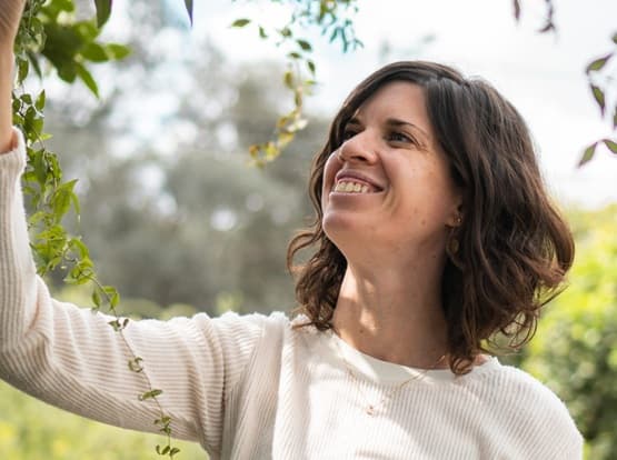 סיור ליקוט לכל המשפחה והכנת שמן תשרית מרפא בנחל השופט - בהנחיית אלה ניסנבוים לוין