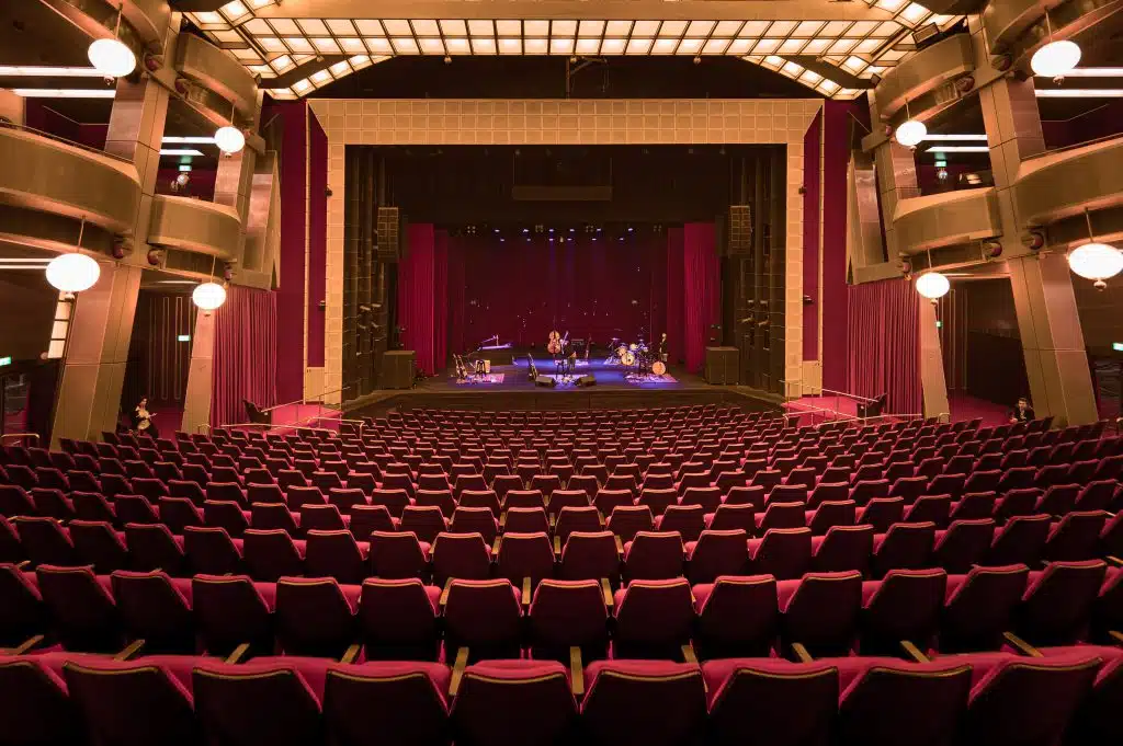 סיור מאחורי הקלעים