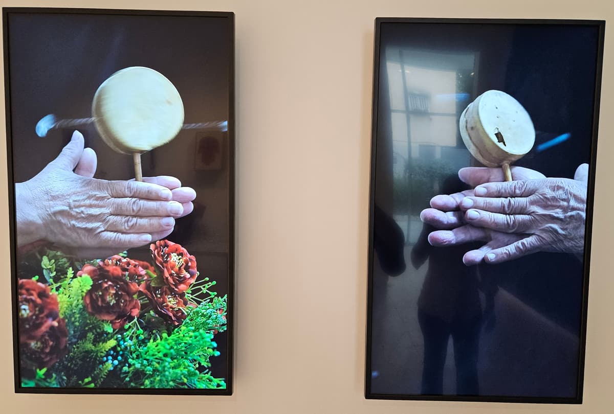 שיח גלריה בתערוכה על גדם הלב נחה ציפור עם האמנית ורד נסים "מתאבקת על החיים" אוצרת התערוכה רחל ששפורטה