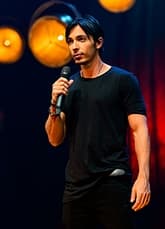 אסף יצחקי במופע סטנדאפ