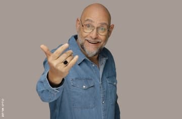 שיחה על הבמה עם צביקה הדר