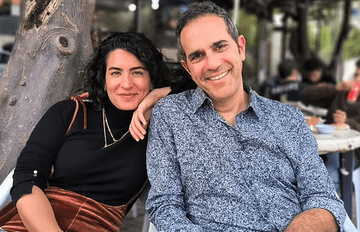 ד"ר רז יצחקי מרצה ליד הפסנתר - מארח את הזמרת חן לוי