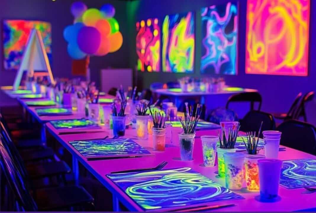 סדנת ציור באור אולטרא סגול עם האמנית קרן גוריון