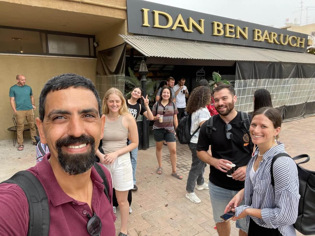 סיור חנוכיות בשכונה ה עם יוגב וענונו