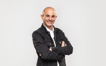 סטנדאפ מני עוזרי