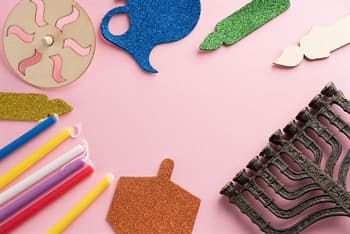 סדנת יצירת חנוכייה לילדי הגנים