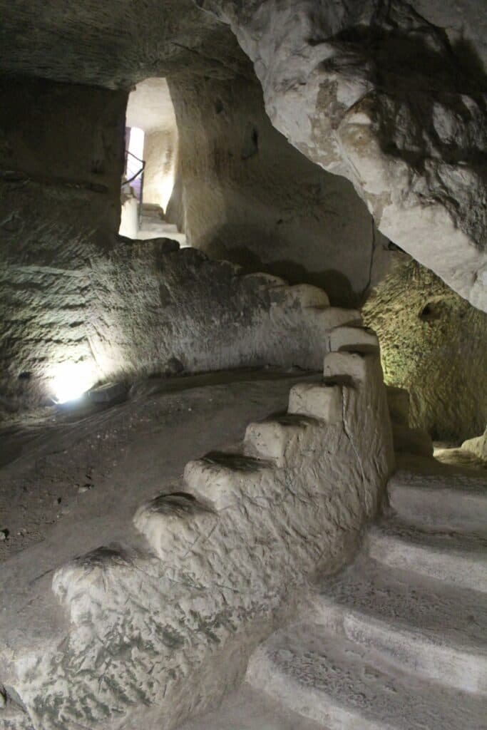 בין חורבה לפריחה – מסע סודות ומערות בחורבת בורגין