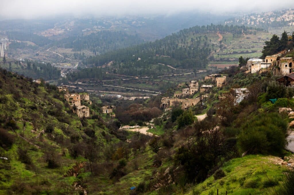 שקדיות בליפתא: סודות הכפר הציורי והמעיין השופע