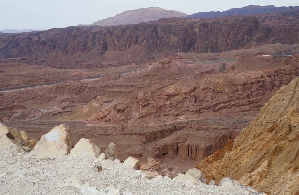 דרכים עתיקות בנחל גשרון: מסע היסטורי לנוף מפרץ אילת