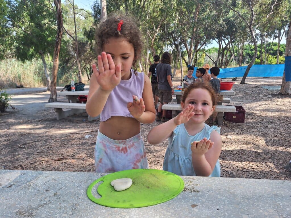 חיות מבוץ ופיתות בטאבון – חוויה משפחתית במעגן מיכאל