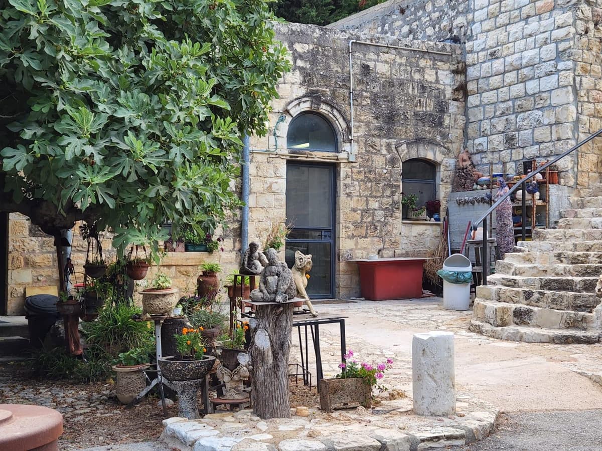 ההתבוננות פנימה והניסים שקרו – סיור בגלריה לפיסול של האמנית ורדה יתום