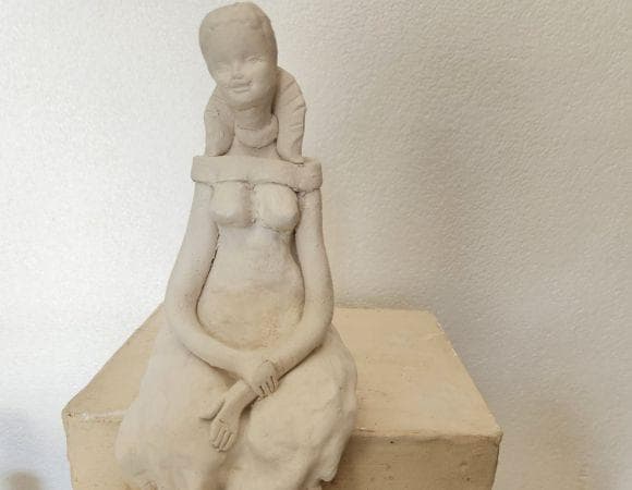 “אישה יושבת” – סדנה לפיסול קרמי עם הפסלת ורדה יתום