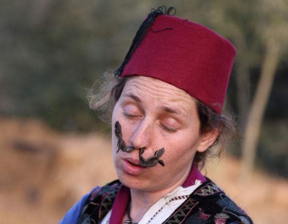 סיור תיאטרלי מצחיק ומרתק בעכו עם כרמית ארבל