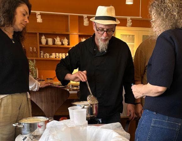 סדנת גבנות להכנת גבינה צ’רקסית וכנאפה במחלבת “פלורה גבינות משגשגות”