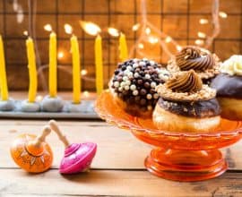 נשיר ונאיר בחנוכה מגישה:מלכה שידלובסקי