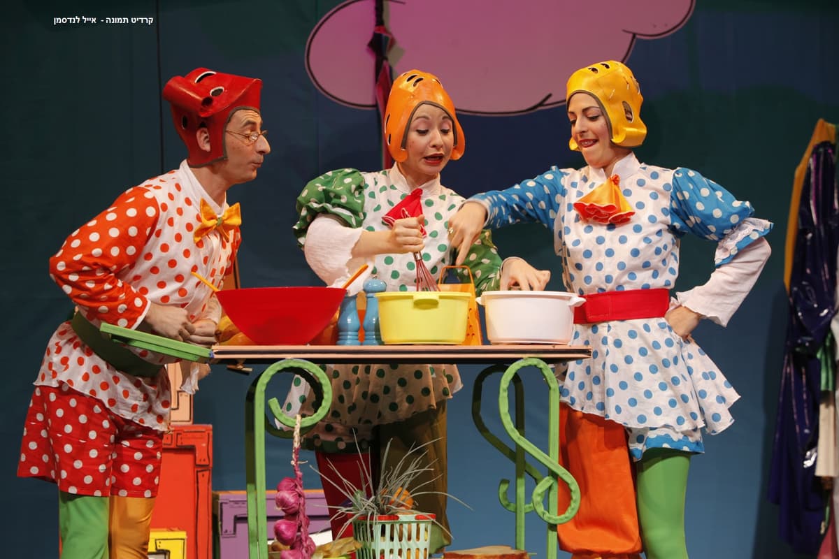 מחסן השטוזים של דתיה - תיאטרון אורנה פורט