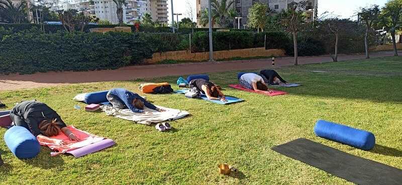 ראשון בערב יוגה עם אלה בנתניה - soyoga