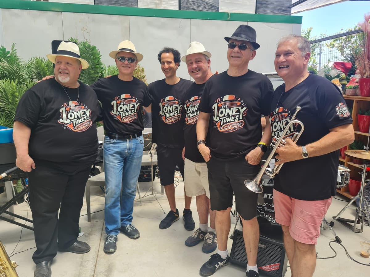 מופע ג'אז של תזמורת - LONEY TUNES בגלריה לאמנות עכשווית