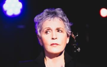 לאורה ריבלין- בעיר זרה